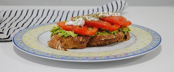 Tostadas de aguacate, tomate y queso batido