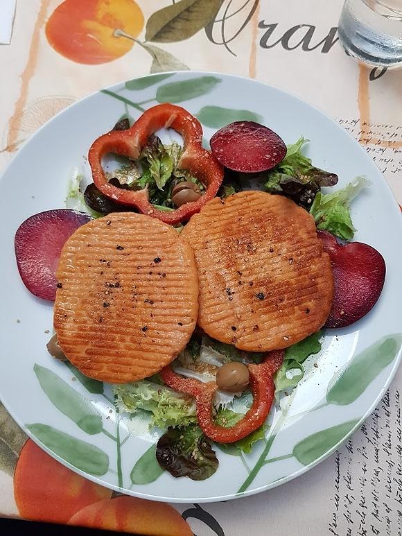 Hamburguesas de salmón y merluza sobre cama de ensalada