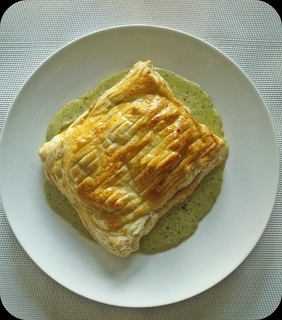 Solomillo en hojaldre con queso de cabra y salsa pesto
