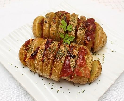 Patatas rellenas al horno estilo Hasselback con jamón