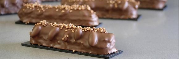 Barritas de caramelo y chocolate con cacahuetes