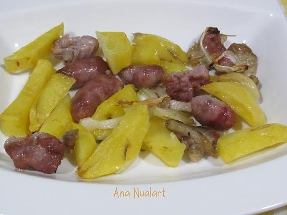 Patatas con salchichas y panceta al horno