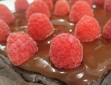 Brazo de gitano con cobertura de chocolate y frutos rojos