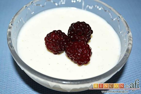 Panacota de yogur y moras