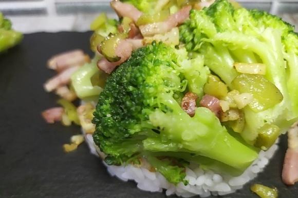 Salteado de brócoli con bacon