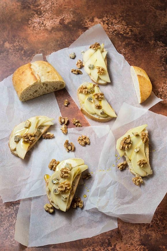 Tosta de peras, queso azul y nueces
