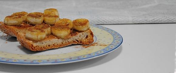 Tostadas con crema de avellanas plátano y canela