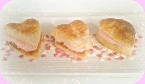 Corazones de hojaldre con nata de fresa