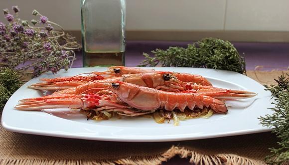 Cigalas flambé con cebolla caramelizada