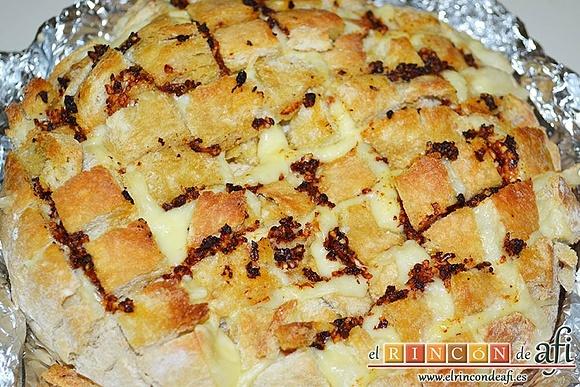 Pan erizo con queso y aceite de tomate y ajo