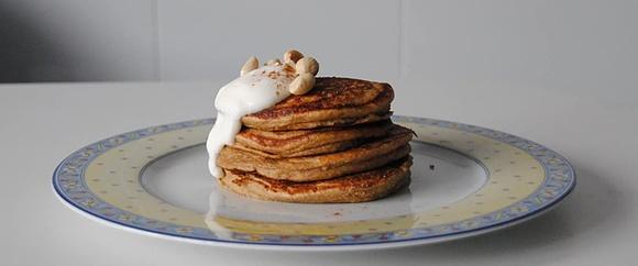 Tortitas de avena, plátano y canela con queso batido