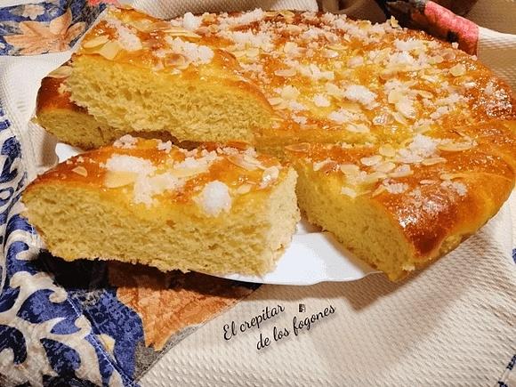Torta de pan dulce con almendra y almíbar de anís