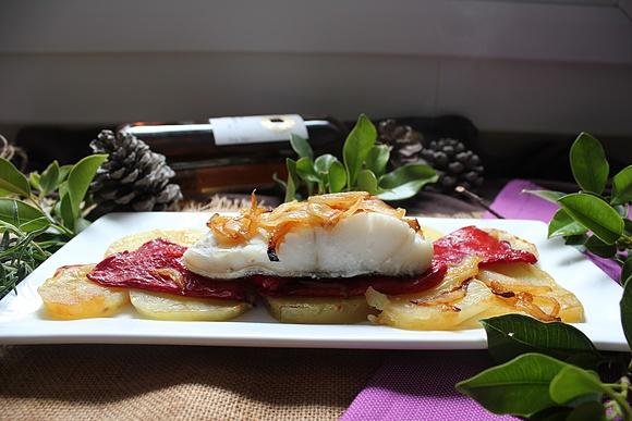 Bacalao encebollado con piquillos