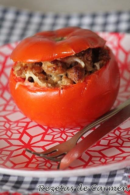 Tomates rellenos de carne y queso