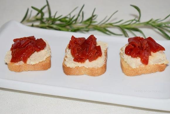 Canapés fríos de brandada de bacalao y pimientos de piquillo caramelizados