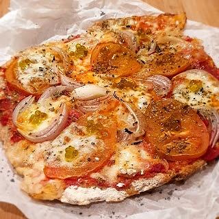 Pizza con masa de yogur, tomate, cebolla, mozzarella y caviaroli de albahaca en Thermomix