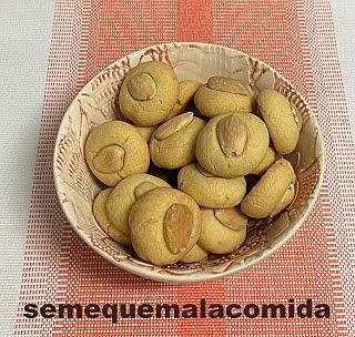 Galletas de almendra y agua de azahar