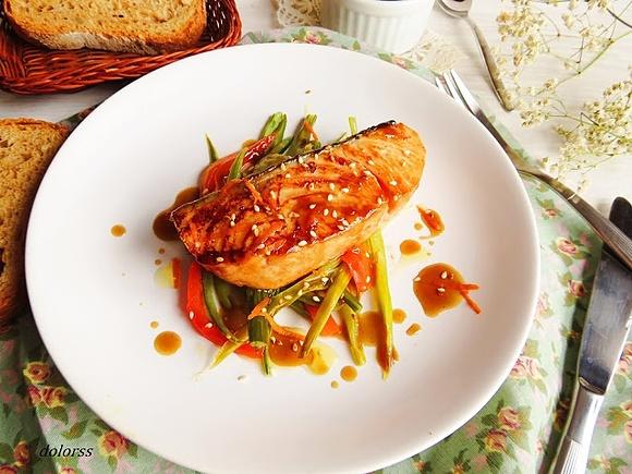 Salmon marinado con salsa teriyaki y verduras salteadas