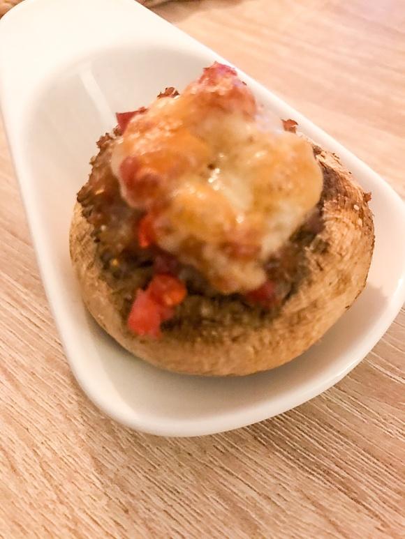 Champiñones rellenos de jamón y queso al horno