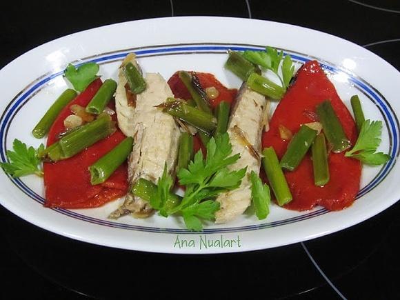 Salteado de caballa con ajetes y piquillos