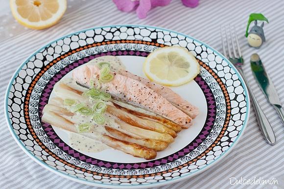 Espárragos blancos con salmón y salsa de mostaza