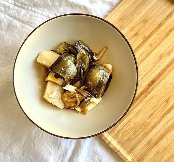 Cassola de carxofes, calçots i patates