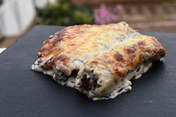 Canelones de carne con trompetas de la muerte y mousse de pato