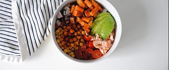 Ensalada de garbanzos con salmón, aguacate y boniato