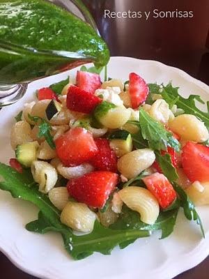 Ensalada de pasta con fresas y calabacín