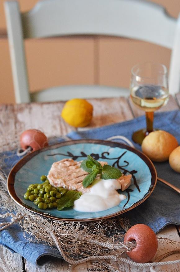 Salmone alla griglia con salsa allo yogurt e menta