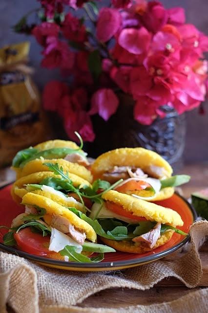 Arepas venezolanas con pollo, tomate, aguacate, queso y rúcula