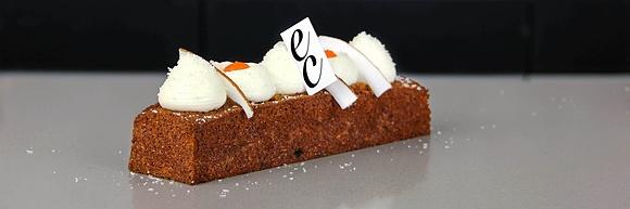 Pastel de zanahoria y coco con crema de queso y vainilla
