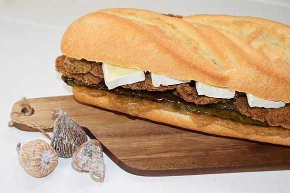 Bocadillo de ternera empanada con pimientos