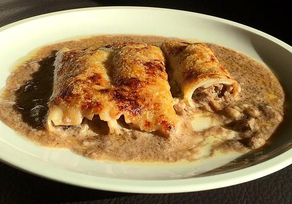 Canelones de cordero con bechamel en su jugo