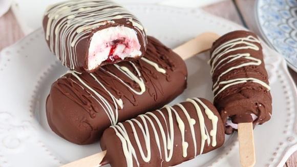 Helados de yogur con fresas y chocolate