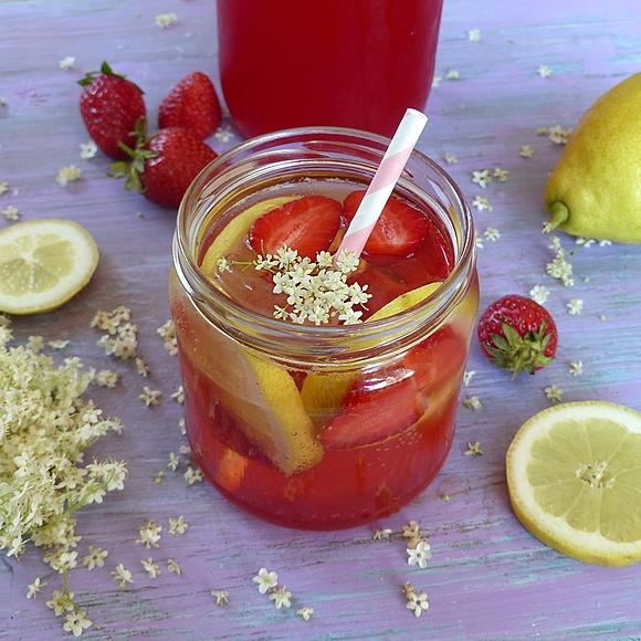 Zumo de flor de sauco y fresas