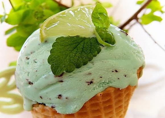 Helado casero de chocolate y menta