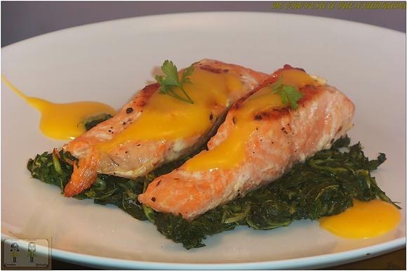 Salmón con acelgas y salsa holandesa