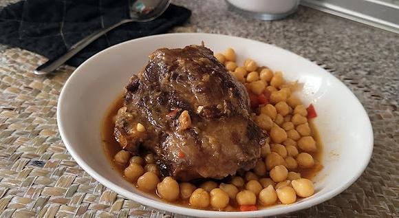 Carrillera de cerdo con garbanzos