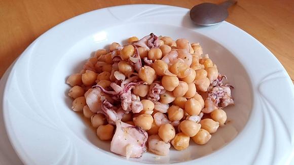 Garbanzos con calamar y gambas