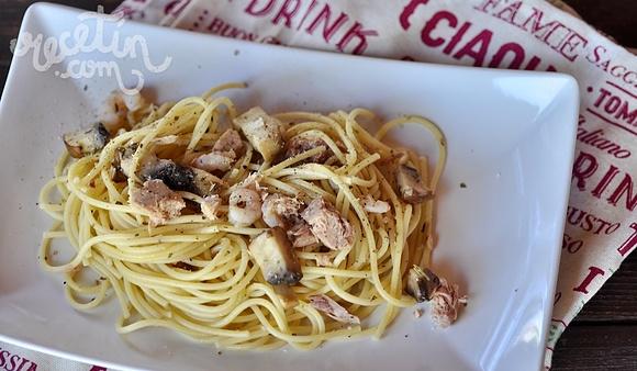 Pasta con setas atún y gambas