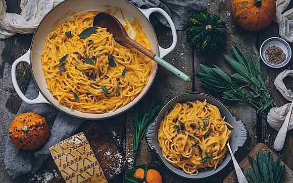 Espaguetis con calabaza y salvia