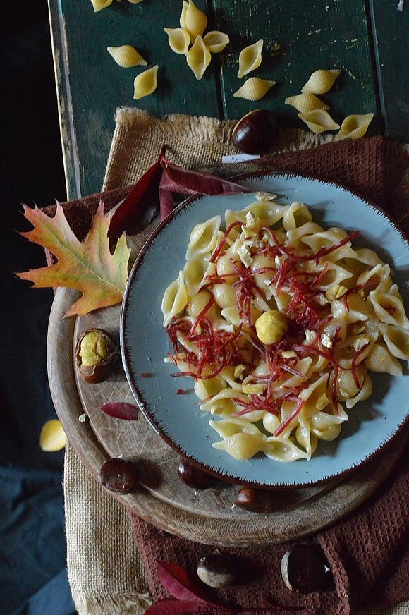 Pasta con crema di pecorino, bresaola e castagne