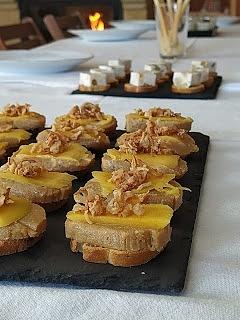Turrón de foie con mango y cebolla frita