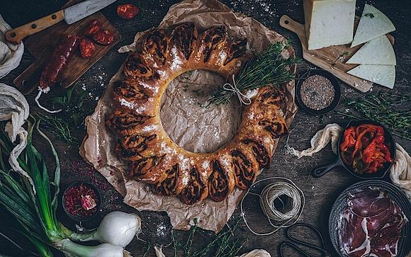 Corona de carne y chorizo rellena de pan casero