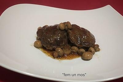 Galtes de porc amb xampinyons mini