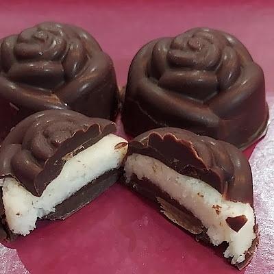 Bombones de chocolate negro rellenos de coco