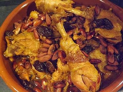 Pollo de corral con ciruelas, piñones y uvas pasas