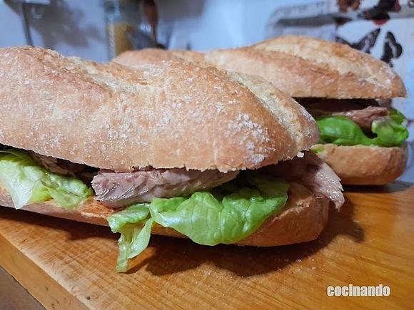 Bocadillo de hummus y melva