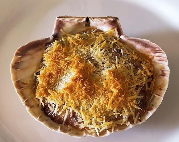 Vieiras a la gratén con jamón y bechamel